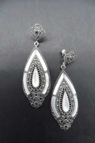 Boucles d'oreilles en Argent et Marcassites avec une Goutte allongée en Nacre et des détails sur les côtés. 6cm