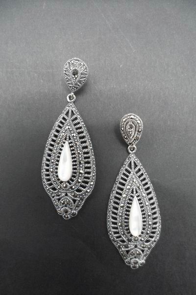 Boucles d'oreilles ajourées en Argent et Marcassites avec une Goutte Allongée en Nacre. 6cm