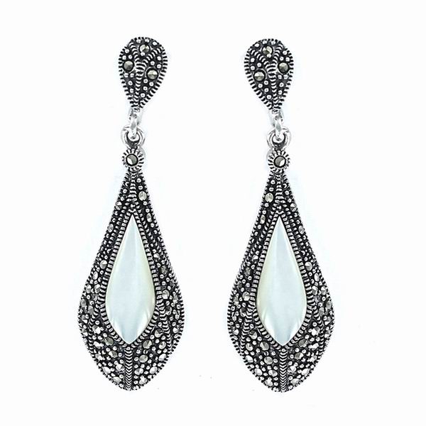 Petites Boucles D'oreilles en Argent et Marcassites Ornées d'une Goutte en Nacre au Centre