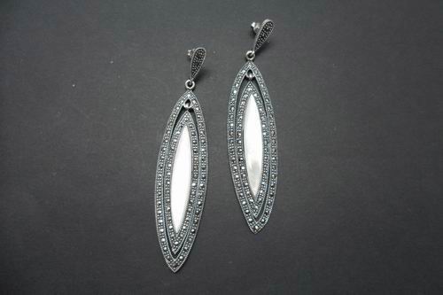 Boucles d'Oreilles en Argent, Nacre et Marcassites en forme d'Ojival Triple. 8.5 cm